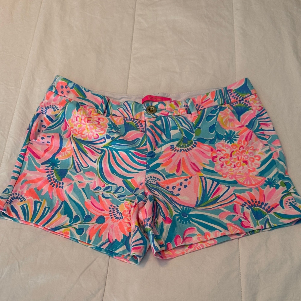 Lilly Pulitzer Buttercup shorts in tutti fruiti. Size 8
VGUC
